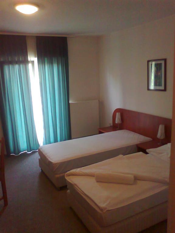 Pontis Hotel Biatorbágy Habitación foto
