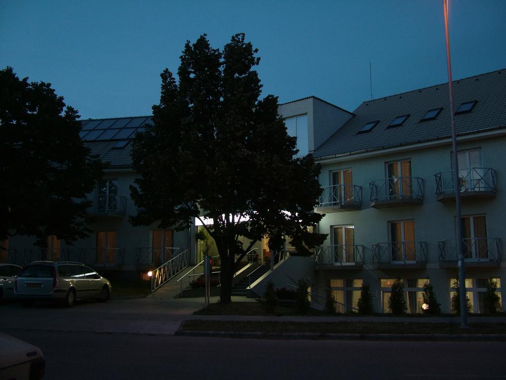 Pontis Hotel Biatorbágy Exterior foto
